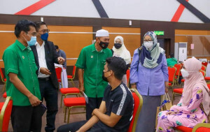 Wan Apandi Wan Nik bertanya khabar kepada belia yang hadir.