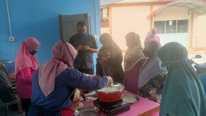 Peserta yang menyertai Kursus Membuat Laksam.