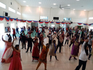 Peserta seronok mengikut gerakan senamrobik.