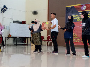 Perserta cabutan bertuah menerima hadiah disediakan penganjur.