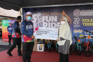 Penyerahan Mock Cheque Tabung Bantuan Kewangan Pelajar KQT kepada Wakil Majlis Perwakilan Pelajar sebanyak RM12,700.