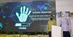 Menteri Pembangunan Wanita, Keluarga dan Masyarakat, Datuk Seri Rina Mohd Harun melancarkan Peluasan Program Bayaran Kewangan Tanpa Tunai di Taman Sinar Harapan, Kuala Terengganu.