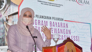 Rina Mohd Harun berkata Bayaran Kewangan Tanpa Tunai memberi peluang kepada penerima bantuan JKM terlibat dalam akitiviti ekonomi digital selain memantapkan penyaluran bantuan kewangan melalui kaedah bayaran tanpa tunai.