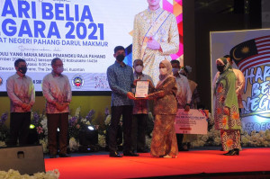 Antara penerima anugerah bersempena Sambutan Hari Belia Peringkat Negeri Pahang