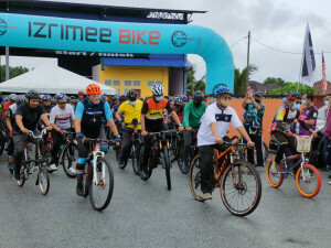 Pelepasan peserta kayuhan Marang Monsoon Ride 2021 oleh Pegawai Khas Ahli Parlimen Marang, Haron Yusof.
