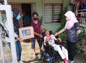 Ziarah Kasih- Memberi sumbangan untuk berkongsi kemeriahan sambutan Hari Deepavali bagi golongan kurang upaya.