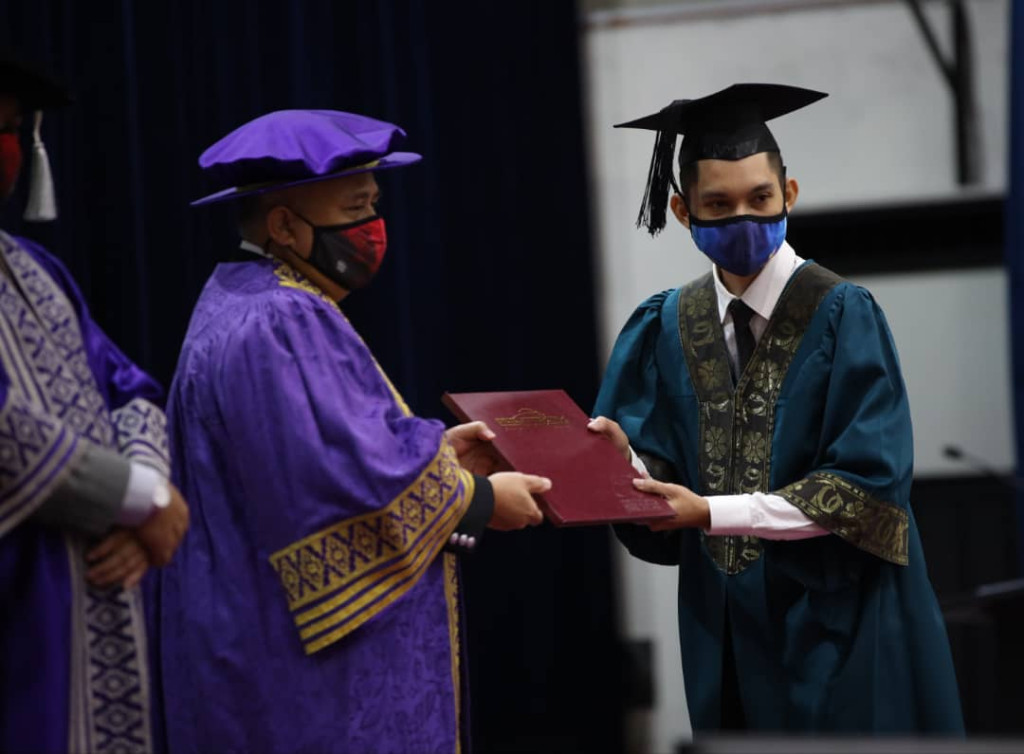 (Tengah) Abd Jalil menyampaikan Diploma Kejuruteraan Elektronik (Komunikasi) kepada salah seorang graduan di Dewan Al-Jazari PSA.