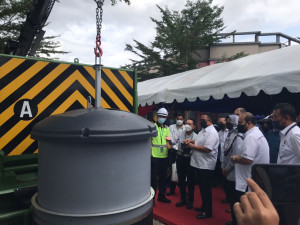 Pengerusi Jawatankuasa Perumahan dan Kerajaan Tempatan Negeri Johor Ayub Jamil (tengah) menyaksikan penanaman tong sampah semi-bin underground. 
