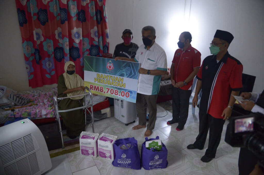 Mardiah Talip (paling kiri) menerima bantuan daripada MAIWP Labuan yang disampaikan sendiri oleh Dr. Mohd Daud.