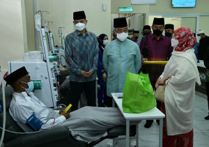Agong dan Permaisuri beramah mesra bersama salah seorang pesakit di Pusat Hemodialisis Yayasan Al-Sultan Abdullah (YASA). 