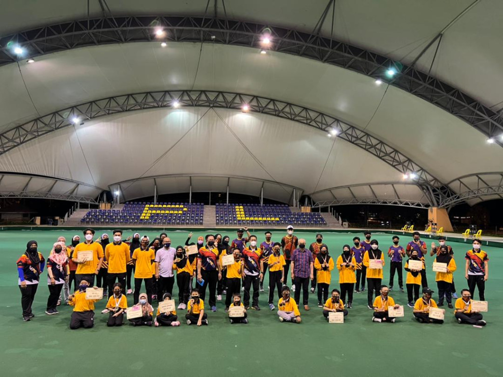 Para peserta Program Bakat Sukan Lawn Bowls bergambar kenangan bersama Rozman dan tetamu lain.