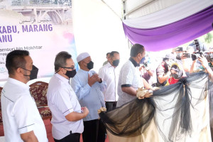 Menteri Besar menandatangani plak perasmian Jambatan Pulau Kekabu, Marang.