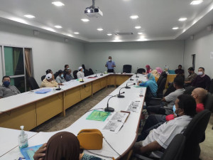 Ahli Jawatankuasa Komuniti khusyuk mendengar taklimat yang disampaikan oleh Penolong Pengarah Cawangan Perkhidmatan Komunikasi dan Pembangunan Masyarakat (PKPM), Jabatan Penerangan Negeri Terengganu,  Saharrudin Mohamed.