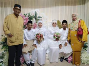 Pasangan mempelai bersama kedua ibu bapa pengantin lelaki di majlis perkahwinan mereka yang berlangsung semalam.