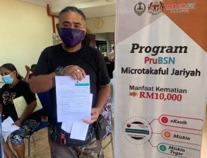 Penerima Kad PruBSN, Mohd Osman Abu Khayan dari Kampung Padang Tembak, Lumut.