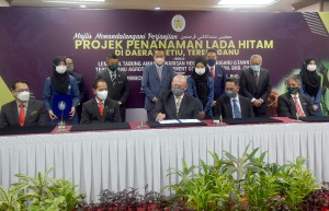 Perjanjian persefahaman itu disaksikan oleh Menteri Besar Terengganu, Datuk Seri Dr Ahmad Samsuri Mokthar di Wisma Darul Iman pada pagi ini.