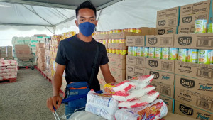 Mohd Afiq Abidin, 24, peniaga kedai makan memberitahu dia boleh jimat banyak ketika berbelanja pada Program Jualan Keluarga Malaysia.