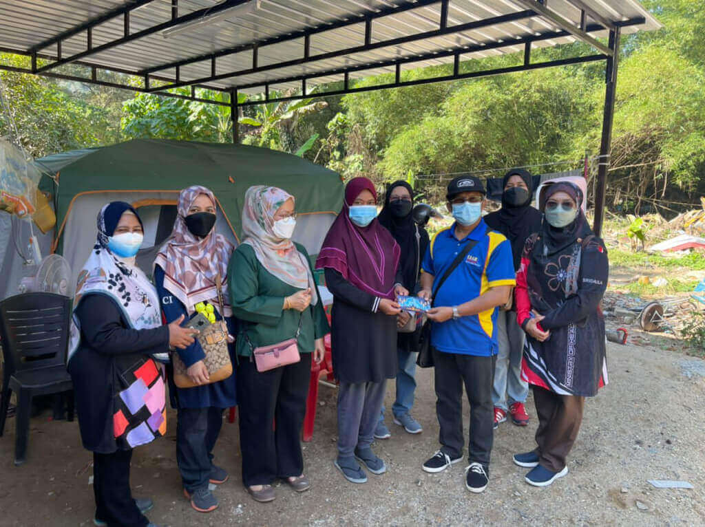 Sumbangan kewangan kepada mangsa banjir.