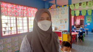 Guru Tabika  Jabatan Kemajuan Masyarakat Kementerian Pembangunan Luar Bandar (KEMAS), Nur Asmahani Anuar, 43 bersetuju dengan pembukaan tabika secara penuh.