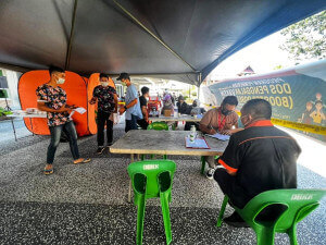 Suasana hari kedua pemberian vaksin dos penggalak di perkarangan DBKK.