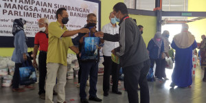 Dr. Haji Ismail Haji Abd Mutallib, Timbalan Menteri Perumahan Dan Kerajaan Tempatan merangkap Ahli Parlimen Maran bersama YH Dato Sharrudin Jali, Pegawai Daerah Maran menyampaikan sumbangan kepada mangsa banjir.