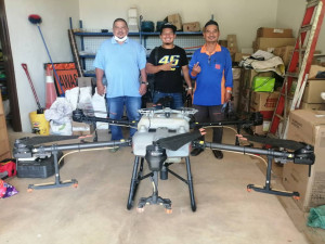 Pemilik Amna Utilities bersama drone untuk kegunaan pertanian.