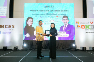 Menerima penghargaan dari Ms. Natalie Sit (GROUP CEO OF ACESTAR)