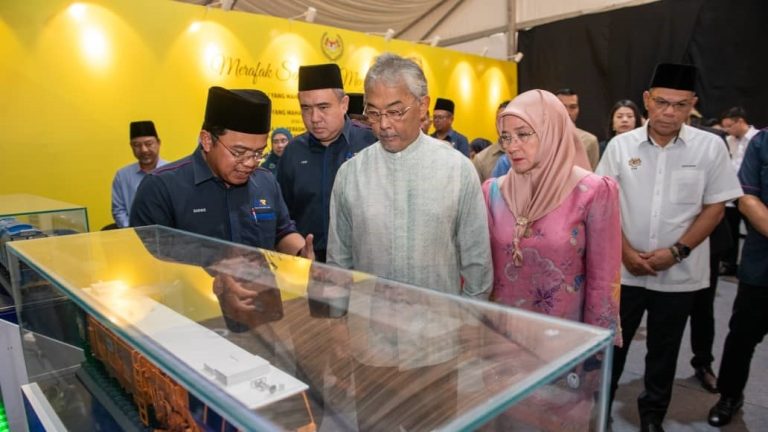 Agong Berkenan Rasmi Pemasangan Landasan ECRL Pertama - Malaysiaaktif