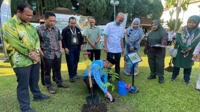 PUO Sahut Kempen Penanaman 100 Juta Pokok - Malaysiaaktif