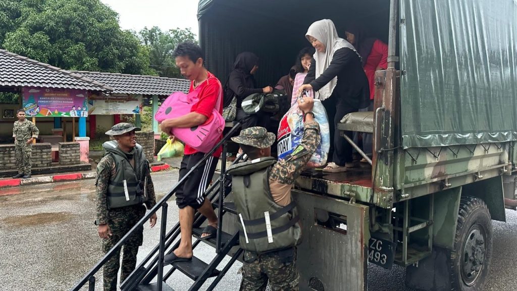 18 RAMD (Para) Bantu Penduduk Terperangkap Banjir Di Marang - Malaysiaaktif