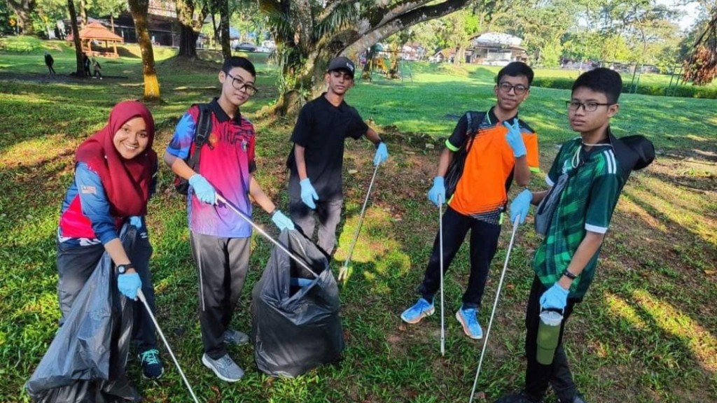 Berjalan Sambil Mengutip Sampah Memupuk Nilai Kecintaan Terhadap Alam ...