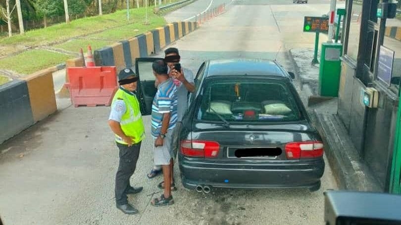 Lelaki yang memukul pemandu lori berkenaan telah berjaya dileraikan oleh Pengawal Keselamatan di plaza tol tersebut.