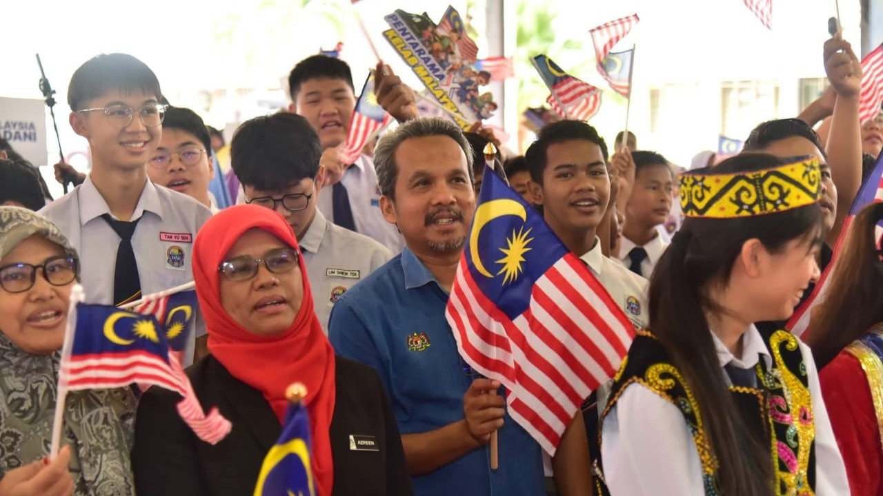 Menurut Ashman objektif program adalah untuk memupuk semangat patriotik dan cintakan negara.